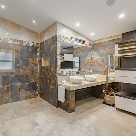Sabina - 6 Bedroom House Vila
