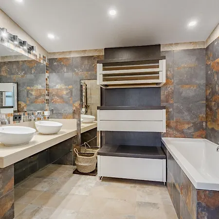 Sabina - 6 Bedroom House *