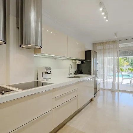 Sabina - 6 Bedroom House Villa *